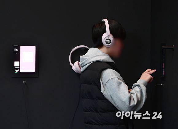 27일 서울 용산구 국립중앙박물관에서 진행된 '국중박 X 블랙핑크' 프로젝트를 관람객들이 둘러보고 있다. 블랙핑크 미니 3집 전곡 음원 리스닝 세션을 즐기는 관람객. [사진=정소희 기자]