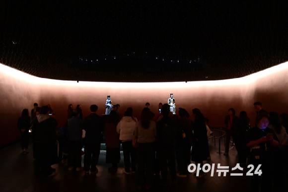 27일 서울 용산구 국립중앙박물관에서 진행된 '국중박 X 블랙핑크' 프로젝트를 관람객들이 둘러보고 있다. 블랙핑크 지수가 오디오 도슨트에 참여한 금동반가사유상의 모습. [사진=정소희 기자]