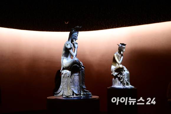 27일 서울 용산구 국립중앙박물관에서 진행된 '국중박 X 블랙핑크' 프로젝트를 관람객들이 둘러보고 있다. 블랙핑크 지수가 오디오 도슨트에 참여한 금동반가사유상의 모습. [사진=정소희 기자]