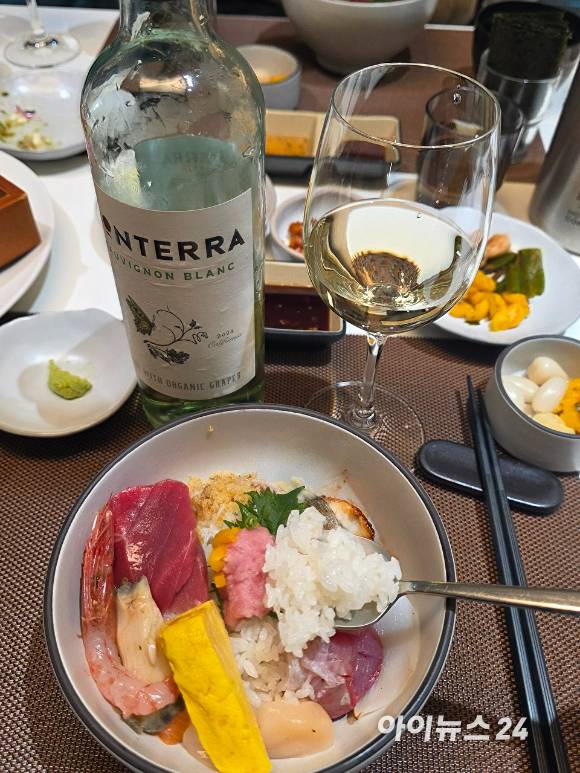 본테라 소비뇽블랑과 카이센동의 조합. [사진=구서윤 기자]