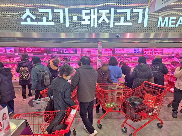 '통큰데이'가 열린 롯데마트 제타플렉스 서울역점 정육코너 전경. [사진=롯데마트]