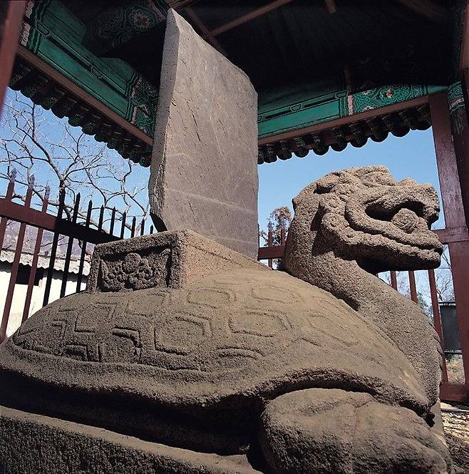 최우와 밀접한 관계에 있던 진각국사 혜심(慧諶)의 비석. 윗부분은 떨어져 나가고 아랫부분만 남아 있다. 이규보가 비문을 지었다. [사진 국가유산청]