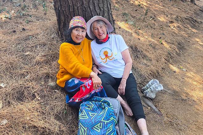 20일 제주올레에서 촬영한 서명숙 제주올레 이사장과 잔느 캐서린 헤니. 20년 전 산티아고 순례길에서 찍은 사진을 재현했다. 권혁재 사진전문기자