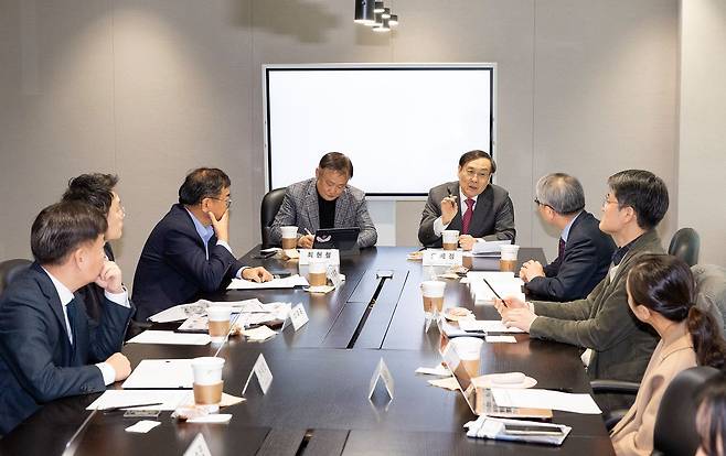 지난 24일 서울 마포구 상암동 중앙일보 빌딩 9층 대회의실에서 제71회 중앙일보 독자위원회가 열렸다. 오세정 위원장(전 서울대 총장·오른쪽 넷째)이 발언하고 있다. 오 위원장으로부터 시계방향으로 김용하 순천향대 교수, 김주형 서울대 교수, 전경주 국방연구원 연구실장, 하태헌 법무법인 세종 변호사, 이재국 성균관대 교수, 지철호 법무법인 세종 고문, 최현철 중앙일보 편집국장 대리. 전민규 기자