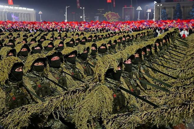 북한이 25일 제9차 노동당대회 폐막을 기념하는 열병식을 평양 김일성광장에서 개최했다고 노동신문이 26일 보도했다. 이날 열병식에는 북한군 50여 개의 도보종대가 참가했다. [노동신문=뉴스1]