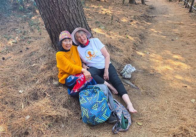 지난 20일 제주올레 6코스에서 촬영한 서명숙 제주올레 이사장과 잔느 캐서린 헤니의 사진. 20년 전 산티아고 순례길에서 찍은 사진을 재현했다. 권혁재 사진전문기자