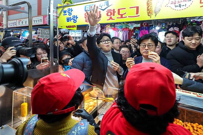 한동훈 전 국민의힘 대표가 27일 오후 대구 중구 서문시장을 찾아 붕어빵을 맛보고 있다. 뉴스1