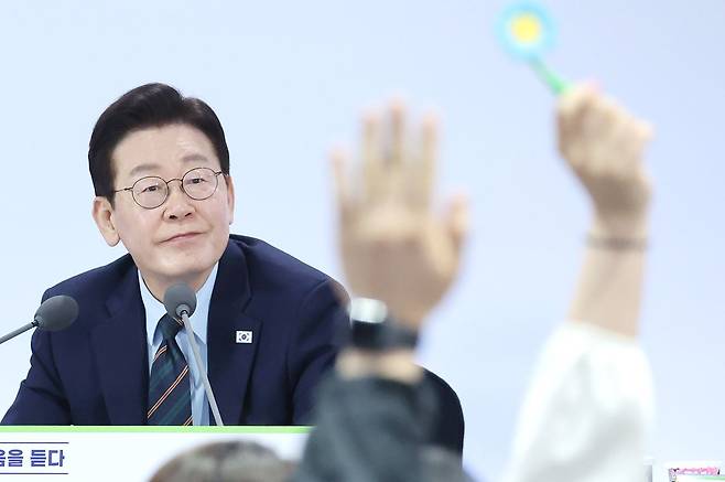 이재명 대통령이 27일 전북 전주시 전북대학교에서 열린 '전북의 마음을 듣다' 타운홀미팅 간담회에서 발언권을 요청하는 참석자들을 바라보고 있다. 뉴스1