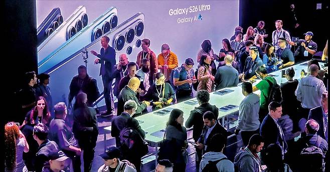 25일(현지시간) 미국 샌프란시스코에서 열린 ‘갤럭시 언팩 2026’ 행사에서 관람객들이 3세대 인공지능(AI)폰 갤럭시S26 시리즈를 체험하고 있다. 이날 행사장에는 1400여 명이 모였다. /삼성전자 제공