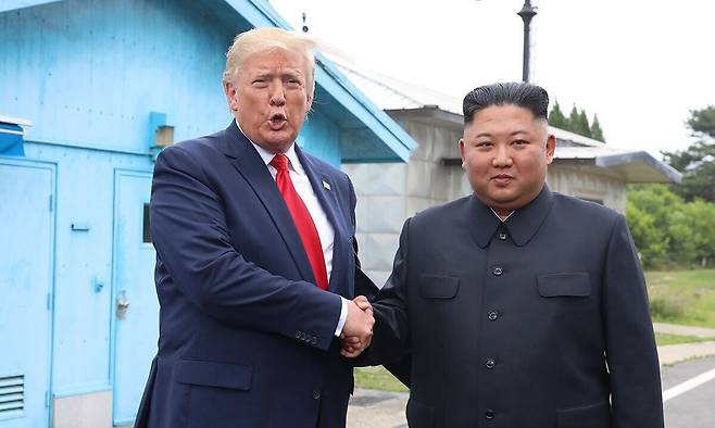 트럼프 대통령과 김정은 국무위원장이 2019년 6월 판문점에서 만났을 당시의 모습./사진=연합뉴스