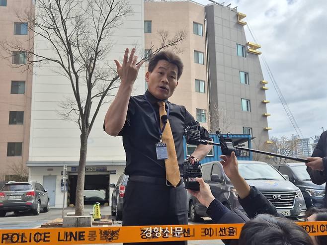 극우 성향 유튜버 전한길씨가 27일 서울 동작구 동작경찰서 내 서울경찰청 형사기동대에 소환돼 출석 전 취재진을 만나 입장을 밝히고 있다. 김태욱 기자