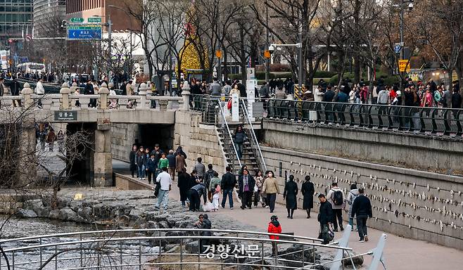 27일 시민과 관광객들이 서울 청계천 인근을 지나고 있다. 2026.2.27 이준헌 기자