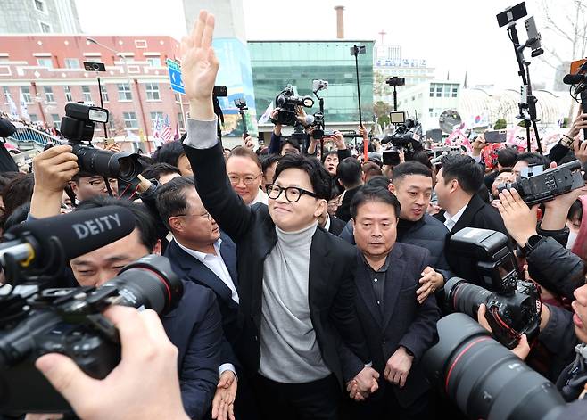 한동훈 국민의힘 전 대표가 27일 오후 대구 서문시장을 찾은 자리에서 지지자들에게 인사하고 있다. 연합뉴스