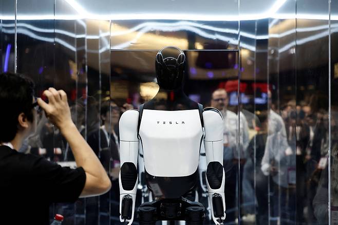 The Tesla humanoid robot Optimus is displayed at the Viva Technology conference dedicated to innovation and startups at Porte de Versailles exhibition center in Paris, France, June 12, 2025. [REUTERS/YONHAP]