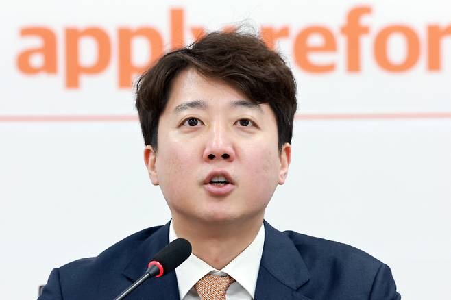 이준석 개혁신당 대표가 지난 9일 국회에서 열린 최고위원회의에 참석해 발언하고 있다. 연합뉴스&nbsp;