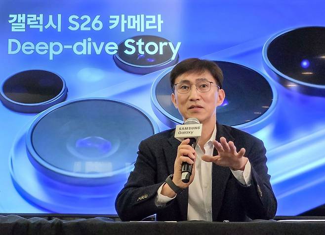 25일(현지시간) 미국 샌프란시스코에서 진행된 갤럭시 카메라 혁신 브리핑에서 삼성전자 MX사업부 비주얼솔루션팀장 조성대 부사장이 설명하고 있는 모습. 삼성전자 제공