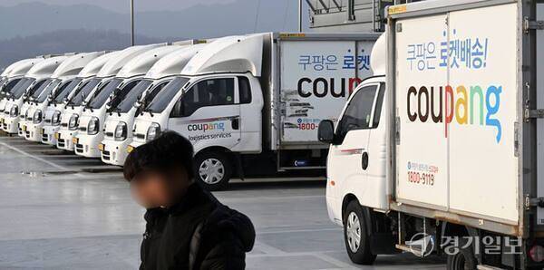의왕시 쿠팡 물류센터에 주차돼 있는 쿠팡 배송차량들 모습. 경기일보DB