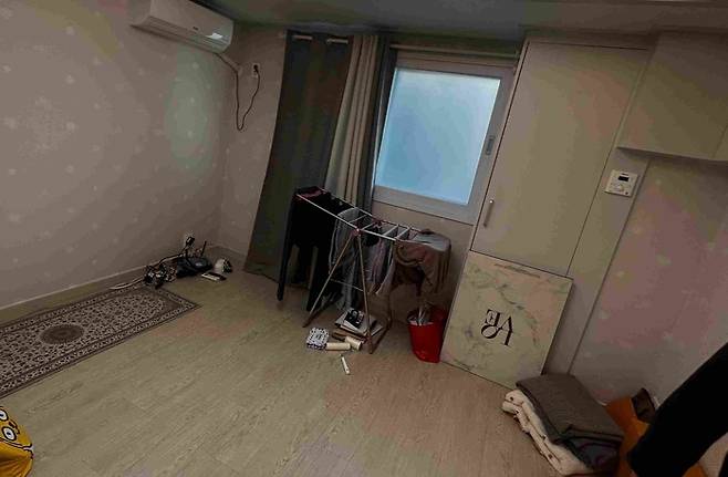 외국인 유학생이 살던 서울의 한 원룸. 밀린 월세를 내지 않고 출국한 뒤 연락이 끊긴 임차인의 짐이 몇주째 방에 남겨져 있다. [독자 제공]