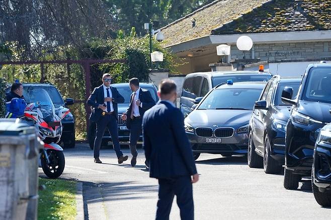 26일(현지시간) 스위스 제네바 회담장에서 이란 대표단이 떠나는 순간. [연합뉴스]