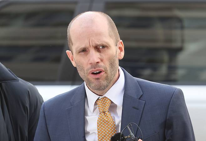 해롤드 로저스 쿠팡 한국 임시대표가 지난 6일 국회 ‘쿠팡 사태 연석 청문회’에서 허위 증언을 한 혐의(국회증언감정법상 위증) 관련 조사를 받기 위해 서울 마포구 서울경찰청 반부패수사대에 출석하고 있다. [연합뉴스]