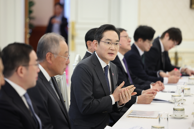 이재용 삼성전자 회장이 지난 4일 청와대에서 열린 ‘청년 일자리와 지방 투자 확대를 위한 기업간담회’에 참석했다. [연합뉴스]