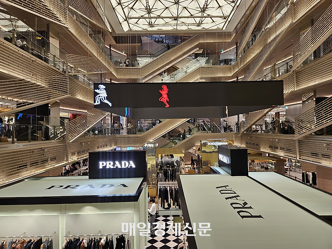 일본 도쿄 긴자식스 백화점의 프라다 팝업 매장 [도쿄 이승훈 특파원]