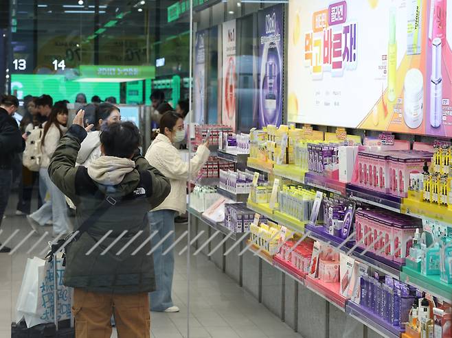 서울의 한 화장품 가게에서 외국인들이 제품을 고르는 모습. [연합뉴스]