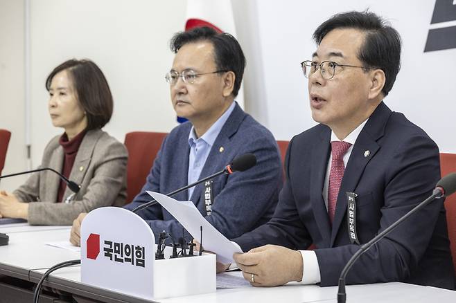 국민의힘 송언석 원내대표가 27일 국회에서 열린 기자간담회에서 현안 관련 발언을 하고 있다. [사진출처=연합뉴스]