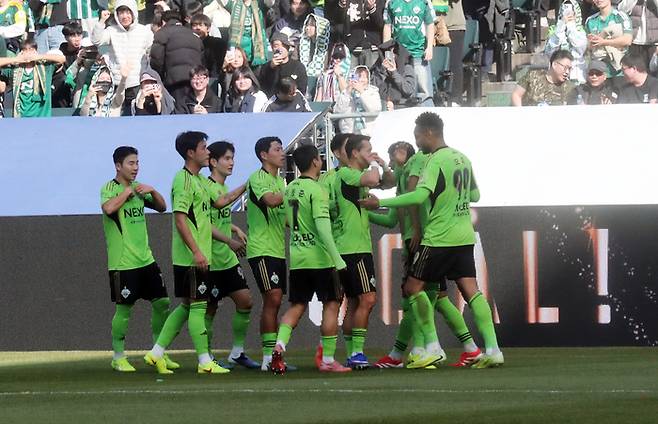 K리그1 2연패에 도전하는 전북 현대 선수들이 지난주 슈퍼컵에서 골을 터뜨린 뒤 기뻐하고 있다. 연합뉴스