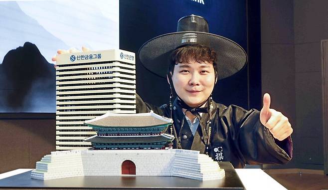 27일 신한은행 본점에서 열린 제1회 신한은행 세계 기선전에서 우승을 차지한 박정환 9단이 우승자를 위한 두루마기를 입고 갓을 쓰고, 우승 트로피 앞에서 기뻐하고 있다.  김호영 기자