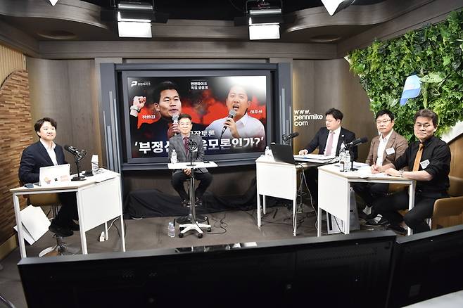 이준석 개혁신당 대표와 27일 한국사 강사 출신 유튜버 전한길(본명 전유관)씨 등이 부정선거를 주제로 유튜브 채널 ‘펜앤마이크TV’를 통해 생중계 무제한 토론을 하기 전 사진 촬영을 하고 있다. [개혁신당 제공]