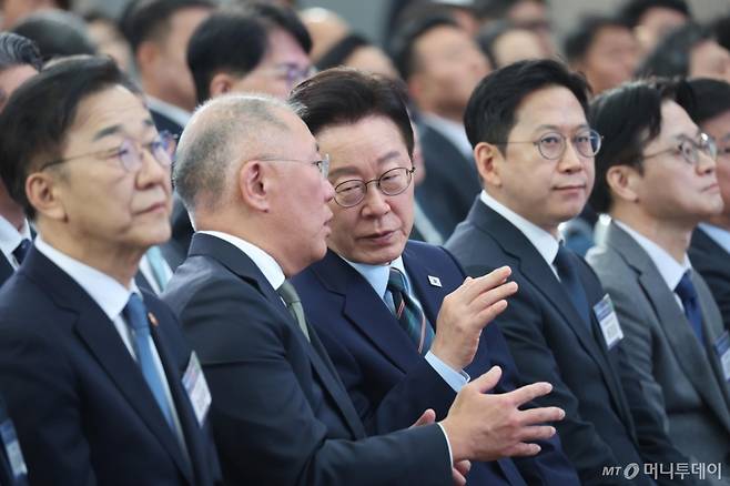 (군산=뉴스1) 이재명 기자 = 이재명 대통령이 27일 전북 군산시 새만금 컨벤션센터에서 열린 새만금 로봇·수소·AI 시티 투자협약식에서 정의선 현대자동차 회장과 대화를 하고 있다.  2026.2.27/뉴스1  Copyright (C) 뉴스1. All rights reserved. 무단 전재 및 재배포,  AI학습 이용 금지. /사진=(군산=뉴스1) 이재명 기자