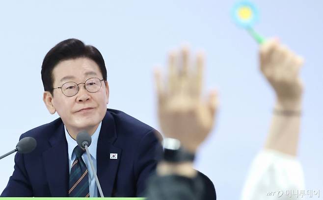 [전주=뉴시스] 최동준 기자 = 이재명 대통령이 27일 전북 전주시 전북대학교에서 열린 '전북의 마음을 듣다' 타운홀 미팅 간담회에서 질문을 받고 있다. (청와대통신사진기자단) 2026.02.27. photocdj@newsis.com /사진=