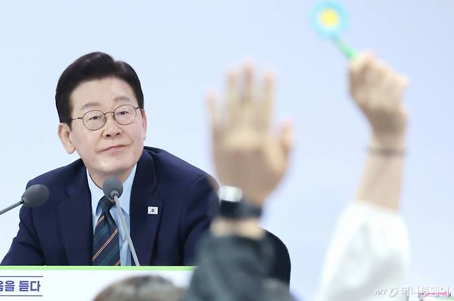 (전주=뉴스1) 이재명 기자 = 이재명 대통령이 27일 전북 전주시 전북대학교에서 열린 '전북의 마음을 듣다' 타운홀미팅 간담회에서 발언권을 요청하는 참석자들을 바라보고 있다. 2026.2.27/뉴스1 Copyright (C) 뉴스1. All rights reserved. 무단 전재 및 재배포, AI학습 이용 금지. /사진=(전주=뉴스1) 이재명 기자