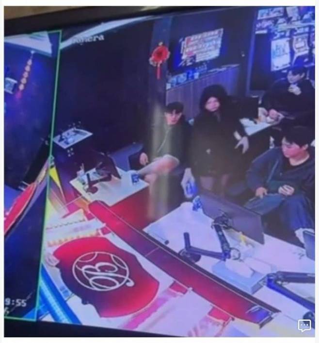 롯데 자이언츠가 도박 출입으로 논란을 일으킨 고승민, 김동혁, 나승엽, 김세민에게 추가 징계를 내리지 않는다. 사진은 타이완 한 도박장에 출입한 롯데 선수들의 모습. /사진=온라인 커뮤니티 캡처