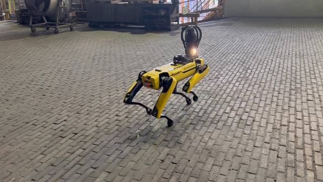 4족 보행 로봇이 포스코 광양제철소 1고로에서 설비를 자율 점검하는 모습.  포스코홀딩스 제공