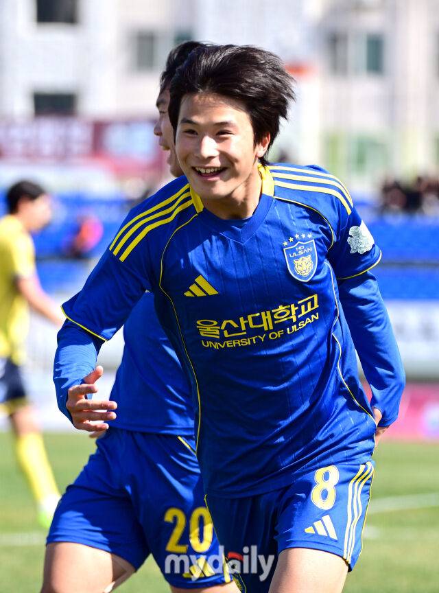 2026년 2월 25일 경상남도 통영공설운동장에서 '약속의 땅 통영, 제62회 춘계대학축구연맹전' 통영기 결승, 울산대학교와 전주대학교의 경기가 열렸다.울산대 김승현이 골을 넣고 기뻐하고 있다./통영공설운동장=유진형 기자