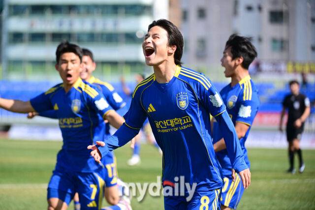 2026년 2월 25일 경상남도 통영공설운동장에서 '약속의 땅 통영, 제62회 춘계대학축구연맹전' 통영기 결승, 울산대학교와 전주대학교의 경기가 열렸다.울산대 김승현이 골을 넣고 기뻐하고 있다./통영공설운동장=유진형 기자