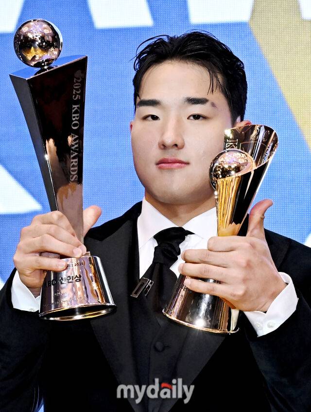 KT 안현민이 24일 오후 서울 잠실 롯데호텔 월드에서 진행된 '2025 KBO 시상식'에서 신인상을 수상하고 있다. 'KBO 시상식'은 퓨처스리그 투·타 개인 부문별 1위 선수 시상을 시작으로 KBO 리그 투·타 개인 부문별 1위 선수, KBO 심판상, 각 포지션별 KBO 수비상, 신인상 및 MVP 시상으로 진행된다./마이데일리