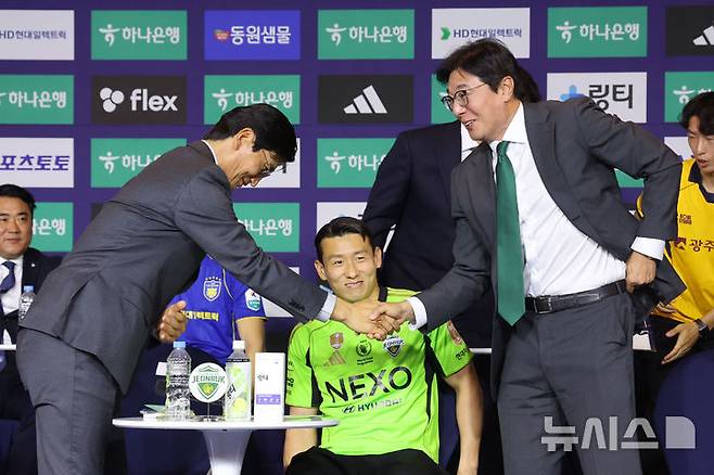 [서울=뉴시스] 권창회 기자 = 정정용(왼쪽) 전북현대모터스 감독과 황선홍 대전하나시티즌 감독이 25일 서울 서대문구 스위스그랜드호텔에서 열린 2026 K리그1 개막 미디어데이를 마치고 악수하고 있다. 2026.02.25. kch0523@newsis.com