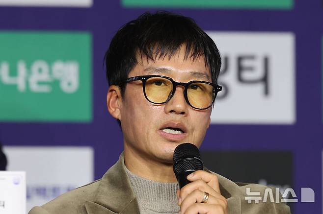 [서울=뉴시스] 권창회 기자 = 이정효 수원삼성 블루윙즈 감독이 25일 서울 서대문구 스위스그랜드호텔에서 열린 2026 K리그2 개막 미디어데이에서 취재진 질의에 답하고 있다. 2026.02.25. kch0523@newsis.com