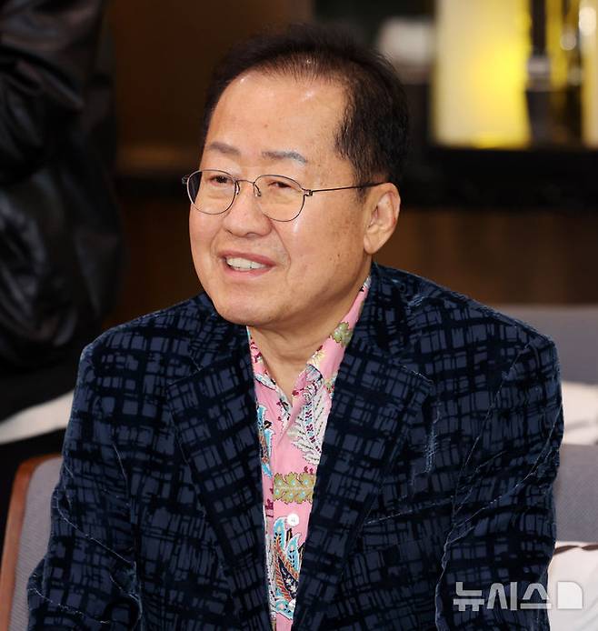 [인천공항=뉴시스] 이영환 기자 = 홍준표 전 대구시장이 10일 오후 인천국제공항 제1여객터미널에서 미국 출국을 앞두고 배웅온 이준석 개혁신당 대선후보와 대화를 하고 있다. 2025.05.10. 20hwan@newsis.com