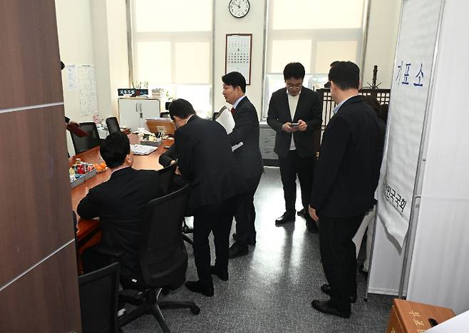 국민의힘이 대구·경북(TK) 행정 통합 특별법안 처리에 대한 당의 입장을 26일 전체 TK 국회의원의 투표로 정하기로 해 국민의힘 TK 의원들이 투표를 위해 원내수석부대표실에 모여 있다. 연합뉴스