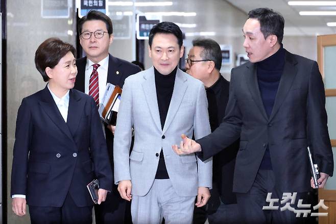 국민의힘 장동혁 대표가 26일 서울 여의도 국회에서 열린 당 최고위원회의에 참석하며 양향자 최고위원, 김민수 최고위원과 대화를 하고 있다. 윤창원 기자