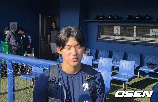 [OSEN=오키나와, 한용섭 기자] WBC 대표팀 김도영이 26일 일본 오키나와 가데나 야구장에서 프로야구 삼성 라이온즈와 연습경기에서 홈런 포함 3안타로 할약한 후 취재진과 인터뷰를 하고 있다. /orange@osen.co.kr