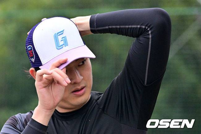 [OSEN=미야자키(일본), 지형준 기자] 26일 일본 미야자키 산마린 스타디움에서 두산 베어스와 롯데 자이언츠의 구춘대회 경기가 열렸다.두 팀의 맞대결은 롯데가 6-2로 앞선 3회말 악천후로 인해 노게임 선언됐다.&nbsp;경기에 앞서 롯데 김원중이 훈련을 하고 있다. 2026.02.26 /jpnews@osen.co.kr