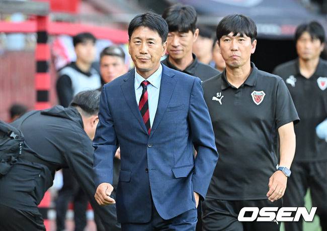 [OSEN=포항, 이석우 기자] 19일 포항 스틸야드에서 하나은행 K리그1 2025 포항 스틸러스와 전북 현대의 경기가 열렸다.  포항으로 이적한 기성용이 포항 유니폼을 입고 첫 출전한다. 포항 스틸러스 박태하 감독이 경기장에 입장하고 있다. 2025.07.19 / foto0307@osen.co.kr