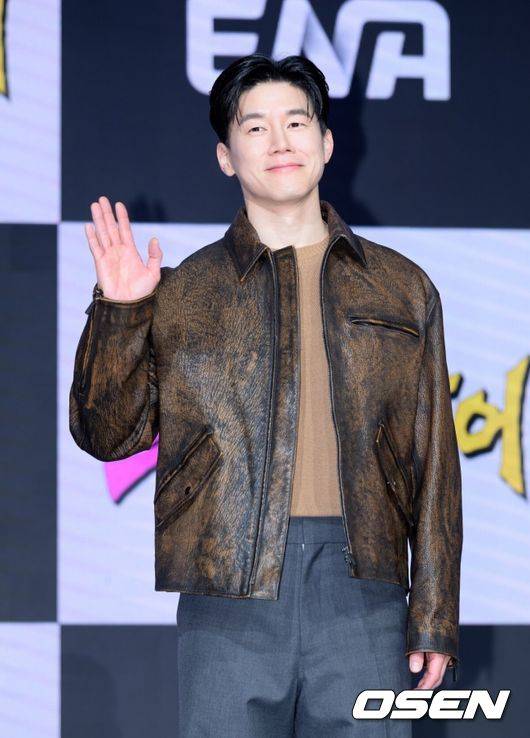 [OSEN=이대선 기자] 27일 오후 서울 마포구 쇼킹케이팝센터에서 ENA 새 예능 ‘크레이지 투어’ 제작발표회가 열렸다.  '크레이지 투어'는 도파민과 스릴에 굶주린 4인방, 비(정지훈), 김무열, 빠니보틀, 이승훈(WINNER)이 전 세계 곳곳에 숨어 있는 '크레이지'한 도전을 찾아 떠나는 지구상 가장 미친 여행 예능이다.  오동인 PD, 빠니보틀, 비, 김무열, 이승훈, 송가희 PD가 포토타임을 가지고 있다. 2026.02.27 /sunday@osen.co.kr