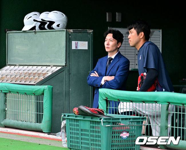 [OSEN=미야자키(일본), 지형준 기자] 26일 일본 미야자키 산마린 스타디움에서 두산 베어스와 롯데 자이언츠의 구춘대회 경기가 열렸다.두 팀의 맞대결은 롯데가 6-2로 앞선 3회말 악천후로 인해 노게임 선언됐다.&nbsp;경기에 앞서 롯데 박준혁 단장과 전준우가 이야기를 나누고 있다. 2026.02.26 /jpnews@osen.co.kr