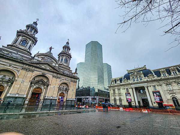 산티아고에 비는 내리고. 산티아고의 아리스마광장에 비가 내리고 있다. '산티아고에 비는 내리고'라는 제목의 영화가 유명하다. 낭만적인 어감이지만 과거 칠레의 쿠데타 암호였다. 산티아고에 비가 오면 곧 겨울이 온다는 전조였다고 하니 쿠데타 암호로는 적격이다.